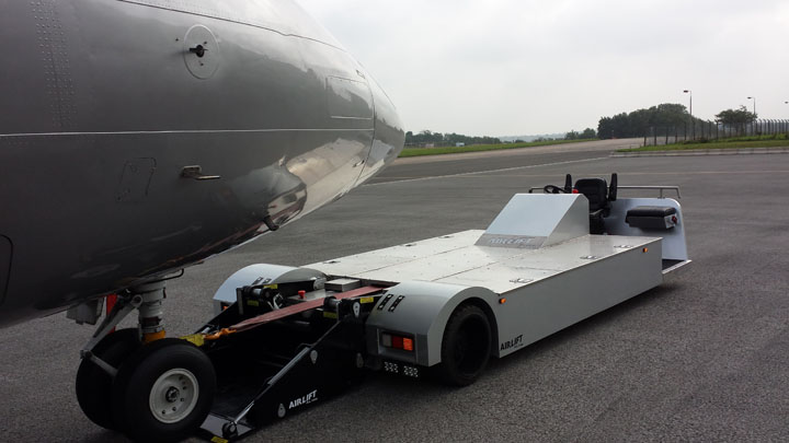 Airlift AL100 electric towbarless aircraft tug